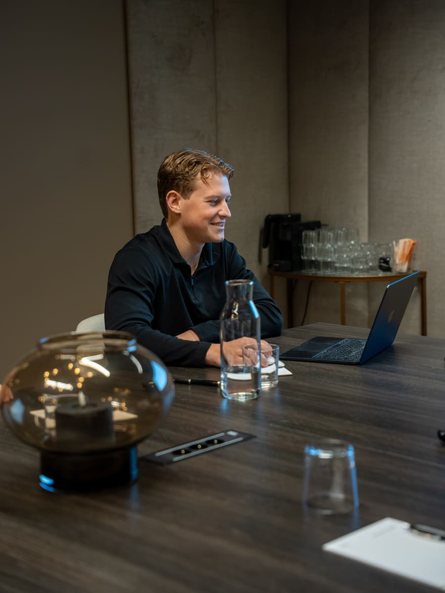 Youri aan tafel tijdens een gesprek met een klant