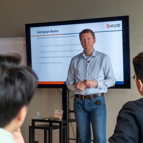 Spreker tijdens het kennisevent van B-wyze