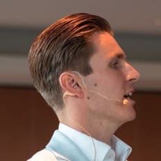 Dylan Wijnbergen spreekt de zaal toe tijdens zijn ondernemersevent