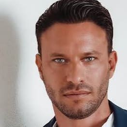 Wesley Adema met de microfoon tijdens zijn event
